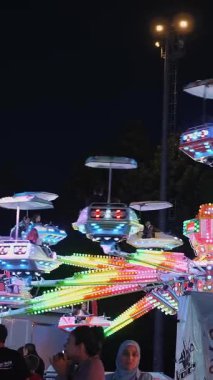 BELLA, İtalya, 11 Haziran 2022: renkli bir atlıkarınca. Yanıp sönen ışık. Lunaparkın Gece Işıkları. Popüler salıncaklar. Eğlence parkı.