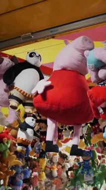 BIELLA, ITALY, 11 Haziran 2023: eğlence parkındaki komik atmosfer gece görüşü. Gece Eğlence Fuarı. Yanıp sönen ışık. Tema parkı.