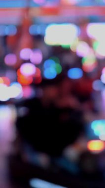Lunaparktaki çarpışan arabaların geçmişi bulanık. Gece Eğlence Fuarı. Tema parkı. Lunapark Geceleri Işıklar.