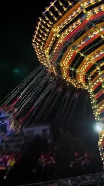 BIELLA, İtalya, 11 Haziran 2022: ışıklı atlı karınca. Tema parkı. Popüler salıncaklar. Renkli bir atlıkarınca. Eğlence parkı. Popüler Sandalye Eğlence Parkı 'nda Sallanıyor.