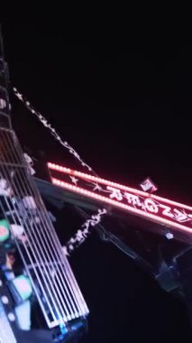 BELLA, İTALYA, 11 Haziran 2022: gece dönen sarkacın aydınlatılması. Eğlence parkı. Sarkaç gezisi. Gece Eğlence Fuarı. Lunaparkın Gece Işıkları. Parlayan ışık.