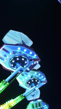 Işıklı atlıkarınca. Antika atlıkarıncanın inanılmaz renkli yanıp sönen ışığı. Eğlence Parkı 'nda Popüler Sandalye Dönüşü. Parlayan ışık.