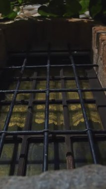 Kalenin penceresindeki kafes. Turistik bir yer. İtalyan kalesi. Antik mimari. Kale. Antik kale. Açık hava müzesi. Şehir kalesi. Kale. Kule. Örgü.