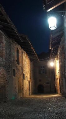 Sokak lambası. Kale. Turistik bir yer. Antik kale. Kule. Açık hava müzesi. İtalyan kalesi. Antik mimari. Kale. Şehir Kalesi.