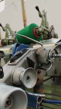 İplik üretimi. İplik yapma süreci. Dönen yapım. Tekstil fabrikası ekipmanı. Tekstil fabrikası. Fabrika makineleri makaraları ya da pamuklu ya da yün ipliklerle bobinleri geri sarıyor.