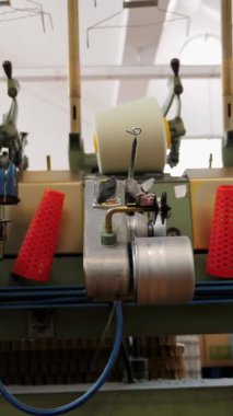 İplik üretimi. İplik yapma süreci. Dönen yapım. Tekstil fabrikası ekipmanı. Tekstil fabrikası. Fabrika makineleri makaraları ya da pamuklu ya da yün ipliklerle bobinleri geri sarıyor.