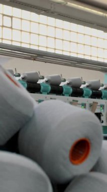 Bir sepetteki iplik maşaları. Tekstil fabrikası ekipmanı. İplik üretimi. Tekstil fabrikası. Dönen yapım. İplik oluşturma süreci