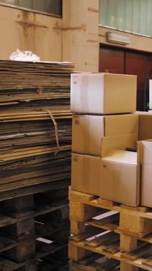 COSSATO, İtalya, 7 Temmuz 2023: kimyasal ürün deposu. Paketleme. Boş kutular. Büyük plastik kaplar. Fıçılar. Konteynırlar. Kutular. Kozmetik ürünleri için depo satışa hazır..