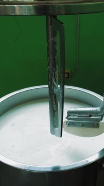 Krem süpürge karıştırma kabı kapağı açıp kapıyor. Otomatik kozmetik ambalajı. Kozmetik üretim süreci. Kozmetik fabrikası. Kozmetik ürünleri.