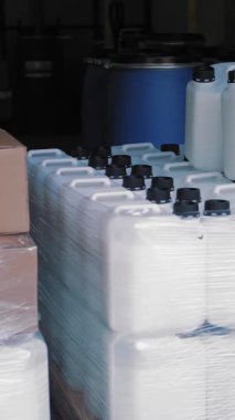 Kimyasal ürün deposu. Paketleme. Boş kutular. Büyük plastik kaplar. Fıçılar. Konteynırlar. Kutular. Kozmetik ürünler için büyük bir depo satışa hazır..