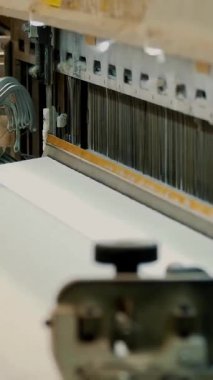 Dokuma tezgahı. Dokuma fabrikası. Tekstil endüstrisi. Yakın plan. Otomatik dokuma makinesi iplik kumaşı üretiyor. Tekstil fabrikası ekipmanı. kumaş üretimi.