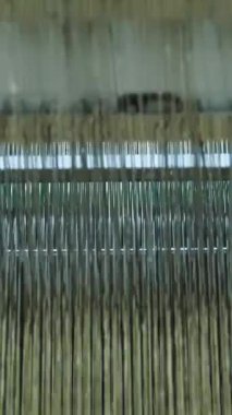 Dokuma tezgahı. Dokuma fabrikası. Tekstil endüstrisi. Yakın plan. Otomatik dokuma makinesi iplik kumaşı üretiyor. Tekstil fabrikası ekipmanı. kumaş üretimi.