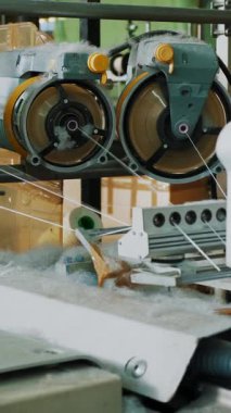 Tekstil fabrikası üretim ekipmanları çalışıyor. Dokuma mekanizmasının bazı kısımlarına yakın çekim. Dokuma fabrikası. Kumaş üretimi. tekstil endüstrisi.