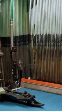 Dokuma tezgahı. Dokuma fabrikası. Tekstil endüstrisi. Yakın plan. Otomatik dokuma makinesi iplik kumaşı üretiyor. Tekstil fabrikası ekipmanı. kumaş üretimi.