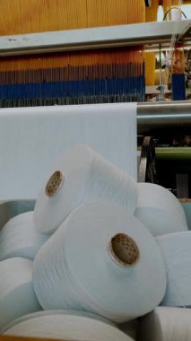 Dokuma tezgahı. Otomatik dokuma makinesi iplik kumaşı üretiyor. Dokuma fabrikası. Tekstil endüstrisi. Tekstil fabrikası ekipmanı. kumaş üretimi.