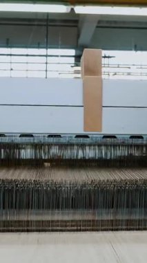 Dokuma tezgahı. Tekstil fabrikası ekipmanı. Bir tekstil fabrikasında endüstriyel dokuma tezgahı makinesi çalışıyor. Dokuma.