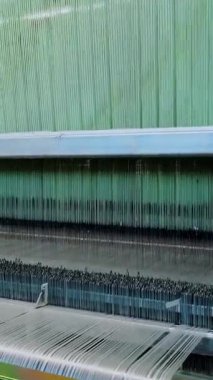 Dokuma tezgahı. Tekstil fabrikası ekipmanı. Otomatik dokuma makinesi iplik kumaşı üretiyor. Dokuma fabrikası. Tekstil endüstrisi. kumaş üretimi.