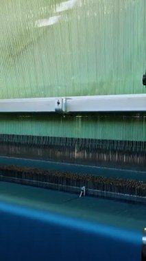 Dokuma tezgahı. Tekstil fabrikası ekipmanı. Bir tekstil fabrikasında endüstriyel dokuma tezgahı makinesi çalışıyor. Dokuma.