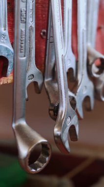 Alet takımı. Yakın plan. tornavidalar ve anahtarlar, pense, altıpatlar ve diğer aletler otomatik ekipman işletimini ayarlamak için bir tamirhanede veya atölyede asılı. araç kutusu