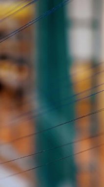 İplik. Yakın plan. Tekstil kumaşları örmek için endüstriyel örgü makinesinin kumaş üretimi için ipliklerin boyanıp kurutulması. Tekstil endüstrisi. Kumaş üretimi. Dokuma fabrikası.