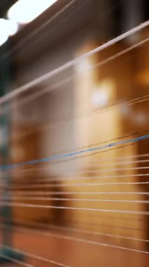 İplik. Yakın plan. Tekstil kumaşları örmek için endüstriyel örgü makinesinin kumaş üretimi için ipliklerin boyanıp kurutulması. Tekstil endüstrisi. Kumaş üretimi. Dokuma fabrikası.