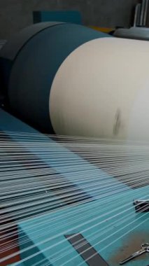 Dokuma fabrikası. İplik boyası. Tekstil endüstrisi. Renklendirme için iplikleri hazırlama, istenen rengin kumaşlarının daha fazla üretimi için otomatik çalışma süreci. Tekstil fabrikası ekipmanı
