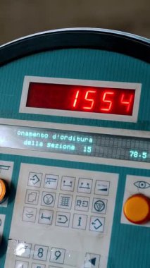 Düğmeleri ve monitörü olan otomatik bir fabrika makinesinin kontrol ekranı. Yakın plan. Fabrika üretim ekipmanları. fabrika, üretim, endüstri.