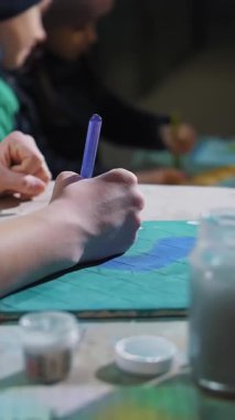 Ukrayna 'da savaş. Sığınak. Çocuklar bodrumda bir sığınakta saklanıyorlar, hava alarmı sırasında, roket ateşi. Çizim yapıyorlar. Rus istilası. Savaşı durdurun. Savaş Yok.