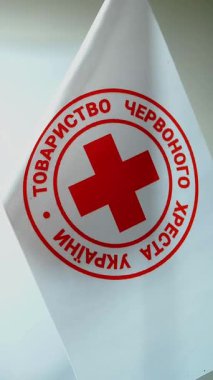 Kızıl haç amblemli beyaz bayrak. Yakın plan. Kızıl Haç. Uluslararası hayır kurumu fakir insanlara insani yardım ve sosyal bağışta bulunuyor