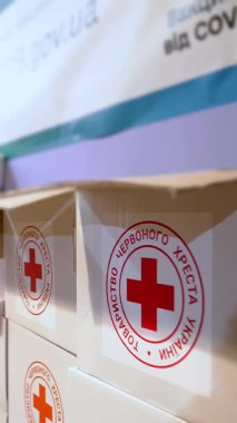 Kızıl Haç. Hayır kurumu. Gönüllüler düşük gelirli ve yoksul insanlar, mülteciler ve göçmenler için insani yardım dağıtıyorlar. Gönüllü Depo.