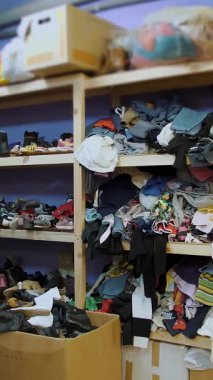 Depo. İnsani yardım. İkinci el. Bağışlanan eşyalar, mülteciler, göçmenler, düşük gelirliler ve fakir insanlar için kıyafetler. Toplum Gönüllü Merkezi