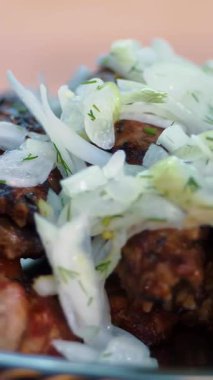 Lula kebabı. Yemek pişirmek. Şişte et. Izgarada et var. Yakın plan. Lokantada taze ızgara lula kebabı ve doğranmış soğan servis ediliyor. Gürcistan mutfağı.