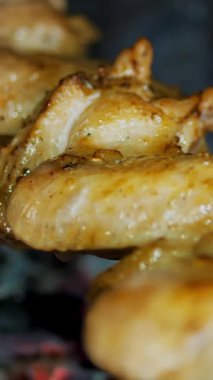 Kızarmış kanatlar. Izgara tavuk kanadı. Kızarmış tavuk. Yemek pişirmek. Şişte et. Et ızgarada. Lula Kebap. Yakın plan. Kızarmış tavuk kanadı, şiş kebap ya da kömürde et..