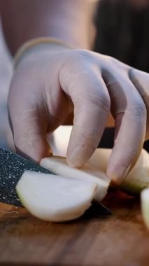 Taze sebze doğramak. Soğan. Dilimlenmiş soğan. Salata. Yemek pişirmek. Yakın plan. Şef taze soğanı bıçakla dilimliyor salata için, tahta tahtada..