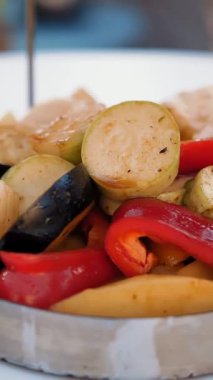 Izgara sebze. Yemek pişirmek. Yakın plan. Tandoor 'da pişirmek için baharatlı sebzeler. Kafkaslar ve Asya ülkelerinin ulusal yemeklerini pişirmek için tandır..