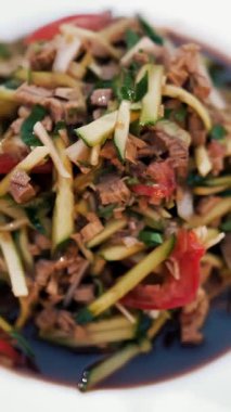 Salata. Yakın plan. Soya soslu dana eti ve susam tohumlu sebze salatası. Döndürme. en üstteki görünüm