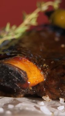 Et. Izgara kaburga. Acı biberiye, acı biber ve baharatla süslenmiş soslu ızgara sulu domuz pirzolası. Döndürme. Şeften bir tabak. restoran mutfağı.