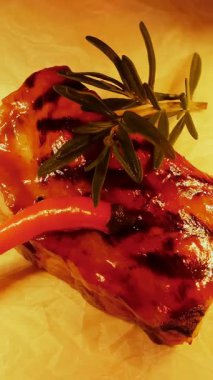 Izgara et servisi. Yemek pişirmek. Yakın plan. Nefis bir parça et. Şef tabağı biberiye ve acı biberle süslüyor. Şeften bir tabak..