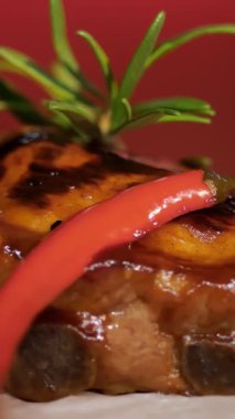 Et. Izgara kaburga. Üst Manzara. Izgara sulu domuz pirzolası, kokulu biberiye, acı biber ve baharatla süslenmiş, pide ekmeğinde. Döndürme. Şeften bir tabak. restoran mutfağı.