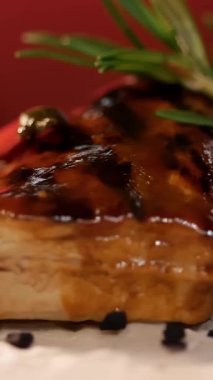 Et. Izgara kaburga. Üst Manzara. Izgara sulu domuz pirzolası, kokulu biberiye, acı biber ve baharatla süslenmiş, pide ekmeğinde. Döndürme. Şeften bir tabak. restoran mutfağı.