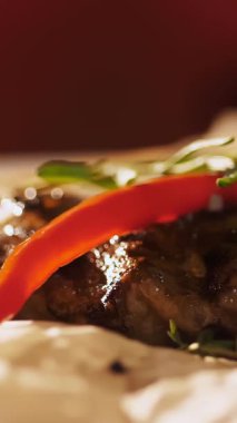 Et. Izgara kaburga. Üst Manzara. Izgara sulu domuz pirzolası, kokulu biberiye, acı biber ve baharatla süslenmiş, pide ekmeğinde. Döndürme. Şeften bir tabak. restoran mutfağı.