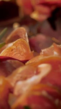 Et çerezi. jamon. Lezzetli et aperatifleri Prosciutto Crudo veya ahşap tabakta biberiyeli jamon eti. Şef servis masasına jamon koyar..