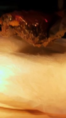 Izgara et servisi. Yemek pişirmek. Yakın plan. Lokantada soslu, mis kokulu otlar ve baharatlarla nefis bir parça et servis ediliyor. Sanat aşçılığı. Barbekü.