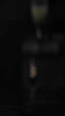 Kokteyl shot 'ları. Kokteyller, shot bardaklarındaki alkollü içecekler gece kulübü veya bardaki müşterilere servis ediliyor. Parti zamanı. İçme zamanı.