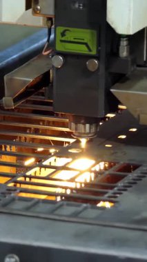 Makine metali kesimi. Yakın plan. Metal levha için lazer kesme makinesi. Metal işçiliği. Otomatik makine CNC lazer kesici metal plaka