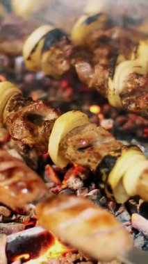 Şiş kebap ızgarada kızarıyor. Barbekü partisi