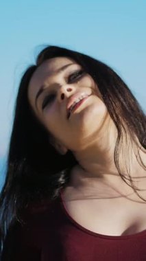 çok güzel bir portresi, yeşil gözlü kırk yaşındaki kadın, esmer. O güzel gülümsüyor, uzun siyah saçları düzeltiyor. ışık yumuşak, sabah