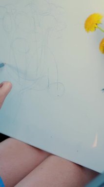 bir buket sarı dandelions, doğadan, yaratıcı süreç çizim çizim bir kalem kroki Close-Up,
