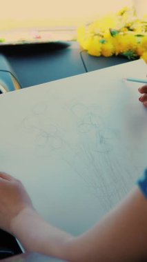 sanatçı, güzel esmer kadın, arabada oturur, buket sarı dandelions çizim kalem kroki, çizer. Doğadan, yaratıcı süreç çizim çizim. Yaz