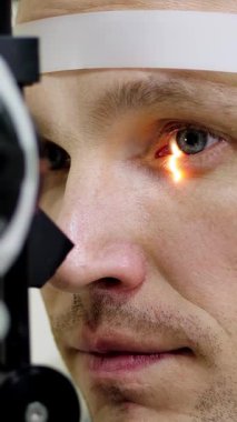yüz yakın çekim, temassız tonometer, cheking görme, göz içi basıncı optik Kliniği, ophthalmilogical laboratuar ile göz testi yapan erkek